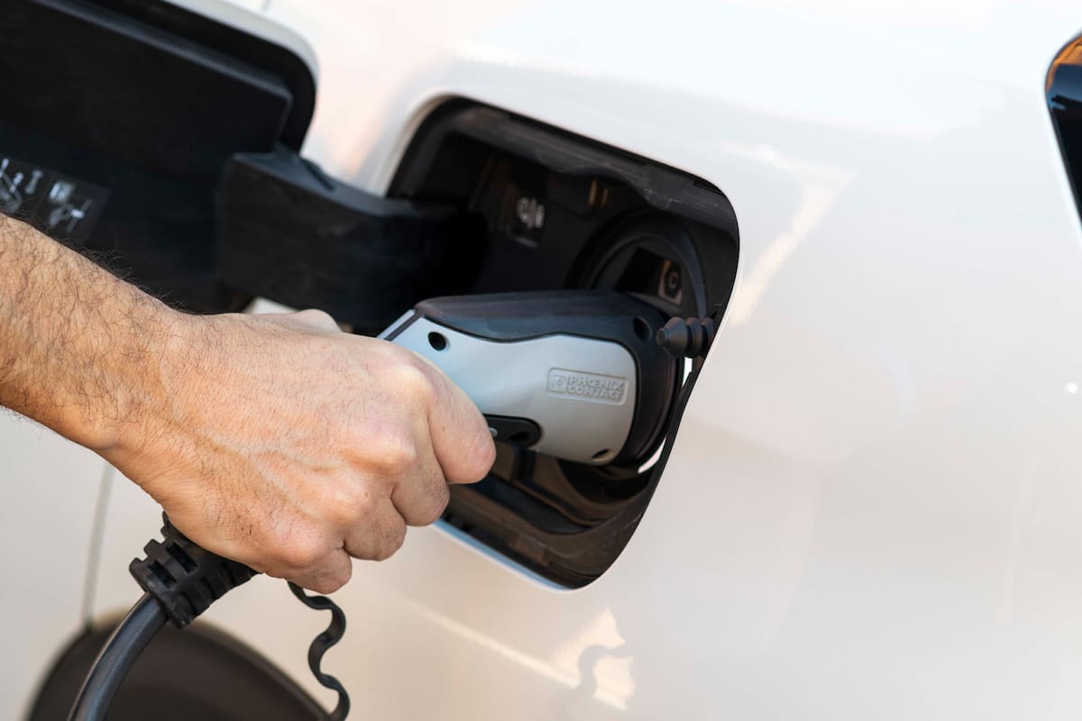 Los híbridos enchufables permiten recargar la batería, a diferencia de los híbridos tradicionales