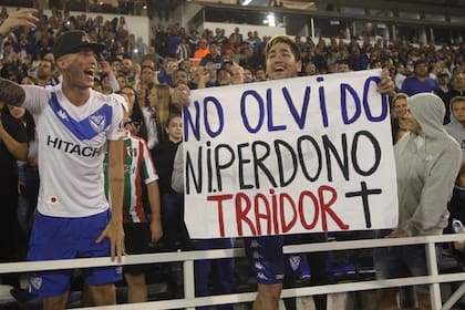 Los hichas de Vélez le apuntaron a Vélez toda la noche.