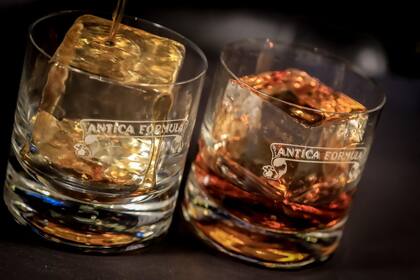 Los hielo cuadrados, circulares, tallados o en forma de diamante son los que hacen la diferencia en la experiencia de la barra actual