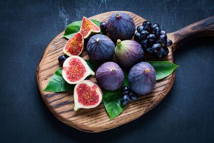 Los higos, ricos en fibra y antioxidantes, son ideales para cuidar la salud del corazón y mejorar la digestión (Foto Canva)