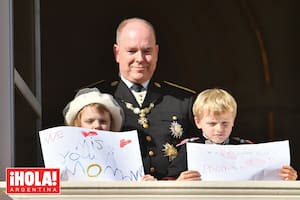 Los hijos de Alberto, los mellizos Gabrielle y Jacques, salieron al balcón con los carteles que le dibujaron a su mamá diciéndole cuánto la extrañaban.