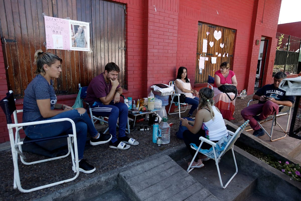 Los hijos de Claudia Repetto, el viernes, en la vereda de la casa de su madre