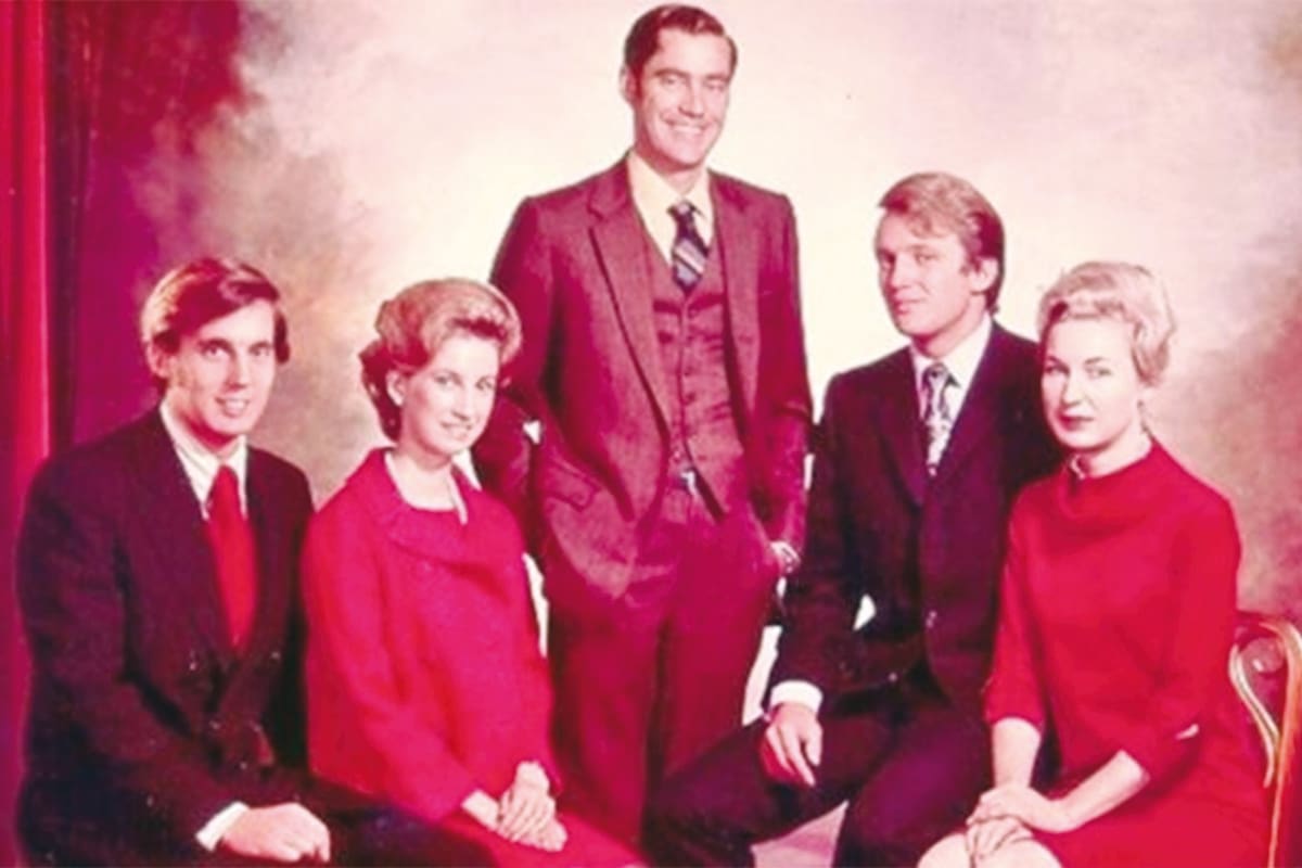 Los hijos de Fred Trump y Mary Anne MacLeod: Robert, Elizabeth, Fred Jr, (a la izquierda) Donald y Maryanne