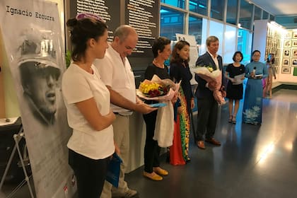 Los hijos de Ignacio Ezcurra, Juan Ignacio y Encarnación, su nieta, Luisa Duggan, y la directora del Museo, Tran Xuan Thao, en el homenaje al periodista