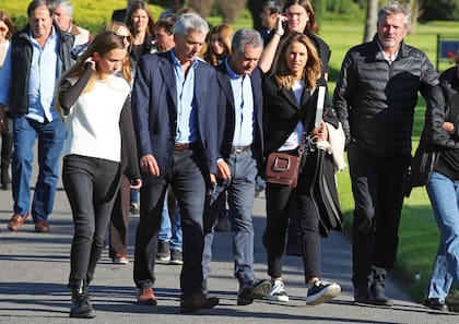 Los hijos de Iñaki, Ignacio (con jean y saco sport) y Beltrán (a la derecha, con campera), caminan junto a Manuel Antelo e Inés Peralta Ramos. Los acompaña, además, Andina, la hija de Ignacio.