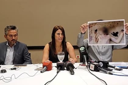 Los hijos de Juan Carlos Rojas y el abogado de la familia, en una conferencia de prensa