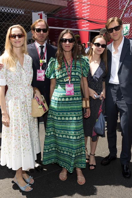 Los
hijos de la princesa Carolina. Beatrice Borromeo
–la mujer de Pierre Casiraghi; con vestido de Dior–, Andrea
Casiraghi, su esposa, Tatiana Santo Domingo, Alexandra
de Hannover y su novio, Ben-Sylvester Strautmann