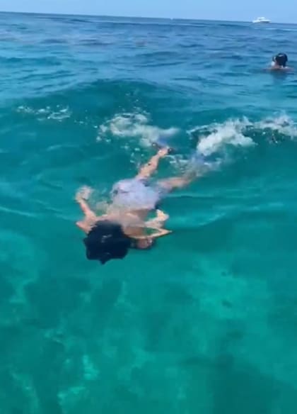 Los hijos de la rosarina aprovecharon para nadar en el mar (Foto: Captura / TikTok @antonelaroccuzzo)