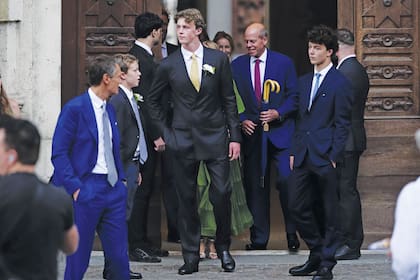Los hijos de los novios, George (19), Philip (15) y Edward (13), ingresan a la iglesia antes de la ceremonia