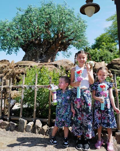 Los hijos de María Eugenia Suárez posando en Disney