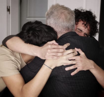 Los hijos de Roberto Sabo, abrazados con el abogado Fernando Burlando, tras escuchar el veredicto condenatorio