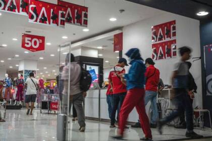 Los hijos de Salilmun trabajan en fábricas produciendo bienes que se venden en los gigantescos centros comerciales de Yakarta.
