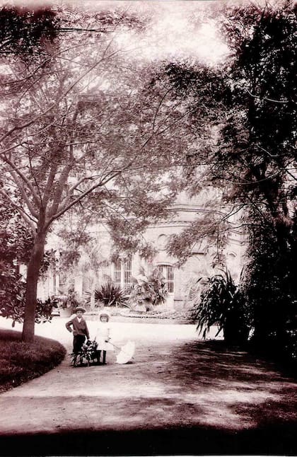 Los hijos de Thays en los jardines del Botánico, donde vivían.