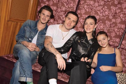 Los hijos de Victoria, Cruz, Brooklyn –junto a su mujer Nicola Peltz– y Harper Seven, presentes en la after party celebrada en el Café Lapérouse.