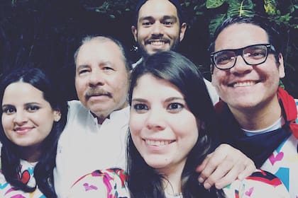 Los hijos del presidente de Nicaragua Daniel Ortega, Luciana (izquierda), Camila (centro) y Maurice (derecha) administran Canal 13 y las operaciones de noticias del Canal 2