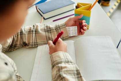 Los hijos pueden deducirse hasta los 18, y hay una deducción por gastos destinados a la educación
