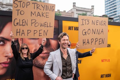 Los hilarantes carteles que acompañaron a Glen Powell y portaron sus padres