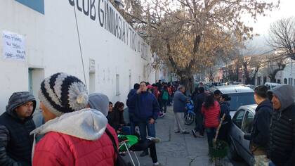 Los hinchas acamparon desde temprano en la boletaría de Gimnasia y Tiro