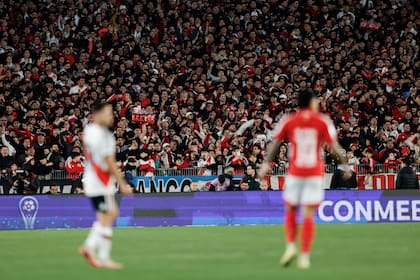 Los hinchas acompañan a River, que es muy superior en el inicio