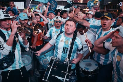 Los hinchas argentinos con bombos y banderas