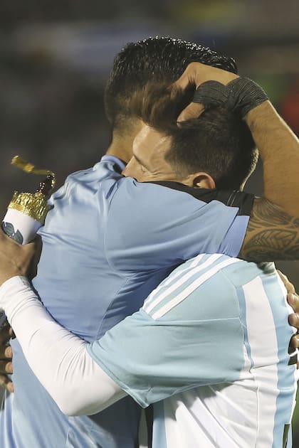 Suárez y Messi, símbolos de Uruguay y la Argentina