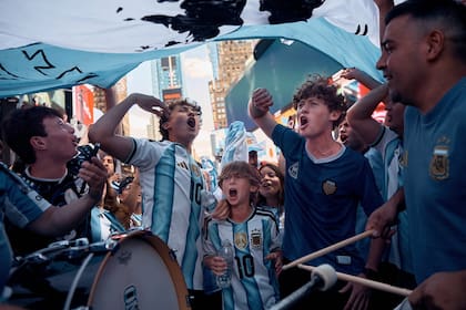 Los hinchas argentinos se reunieron en Time Square y se encontraron con los hinchas argelinos
