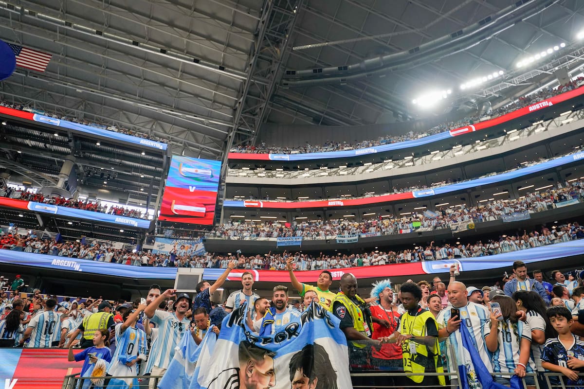 Los hinchas argentinos suelen llegar al país anfitrión del Mundial sin entradas, buscando en reventa antes de los partidos
