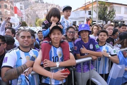 Los hinchas bolivianos, completamente fanatizados con la llegada de Lionel Messi y la selección argentina a La Paz