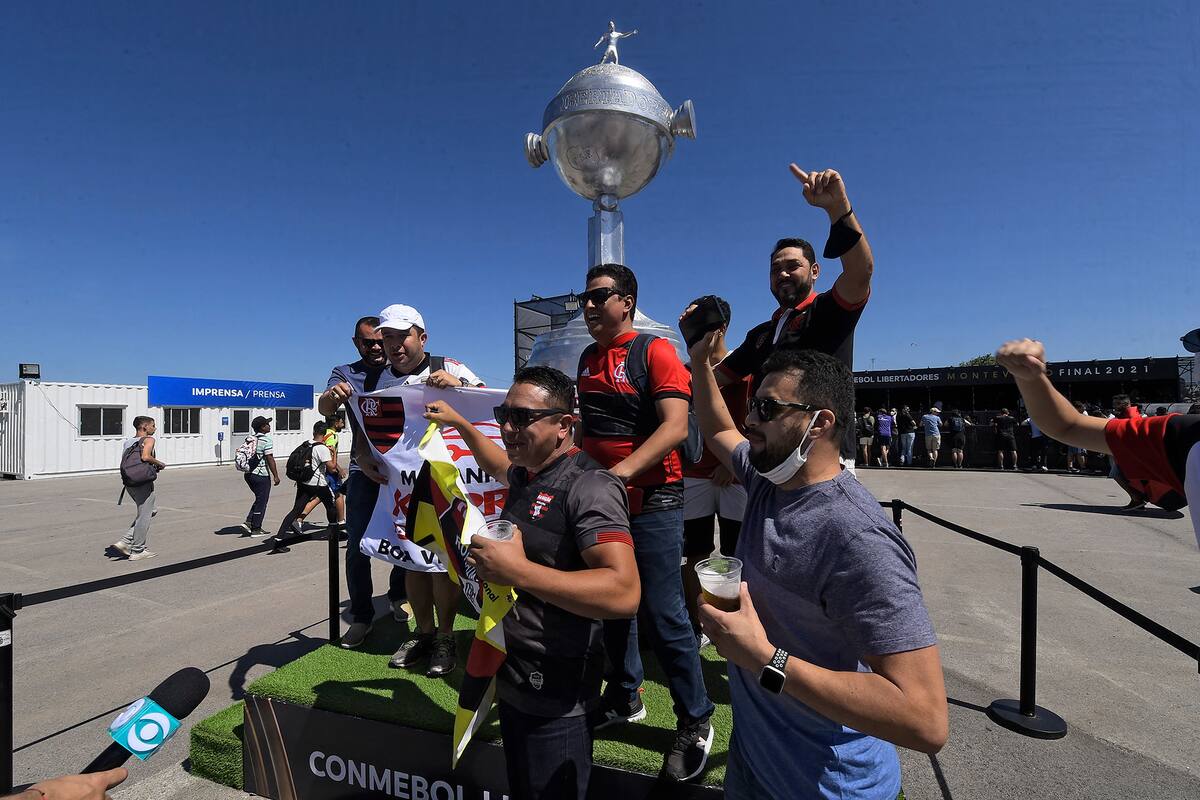 Los hinchas brasileños pusieron color a lo previo a la final de la Copa Libertadores, que Flamengo y Palmeiras jugará este sábado en el estadio Centenario, de Montevideo.