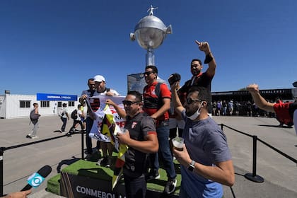 Los hinchas brasileños pusieron color a lo previo a la final de la Copa Libertadores, que Flamengo y Palmeiras jugará este sábado en el estadio Centenario, de Montevideo.