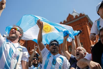Los hinchas buscan un recuerdo y atesoran los vasos que venden en la cancha que tienen la fecha del partido y los escudos de las selecciones que se enfrentan