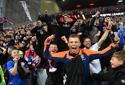Los hinchas celebran la clasificación a la final