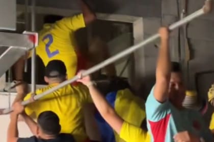 Los hinchas colombianos quisieron entrar al estadio por los ductos de ventilación