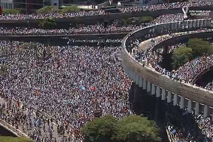 Los hinchas coparon la autopista