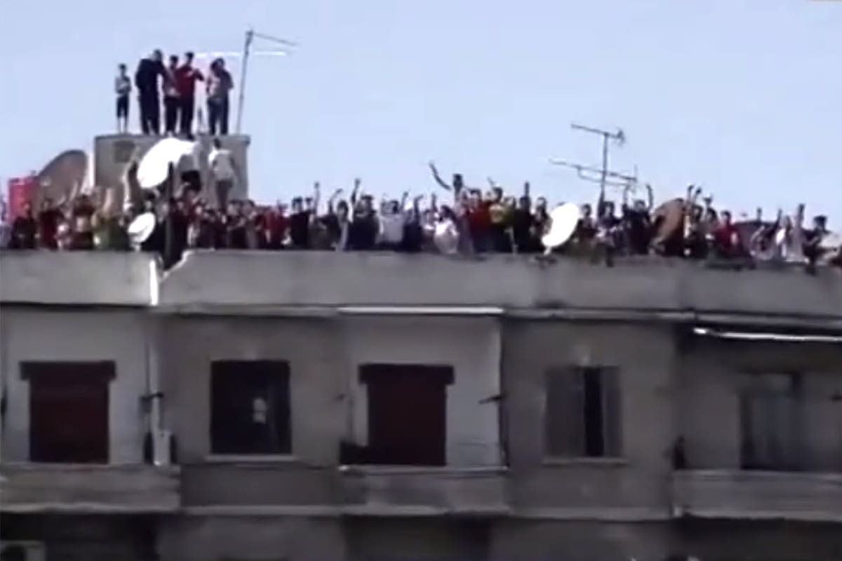 Los hinchas de Al-Ittihad, de Siria, festejan en la terraza de un edificio de Aleppo el primer gol de su equipo, en la reanudación de la liga de ese país.