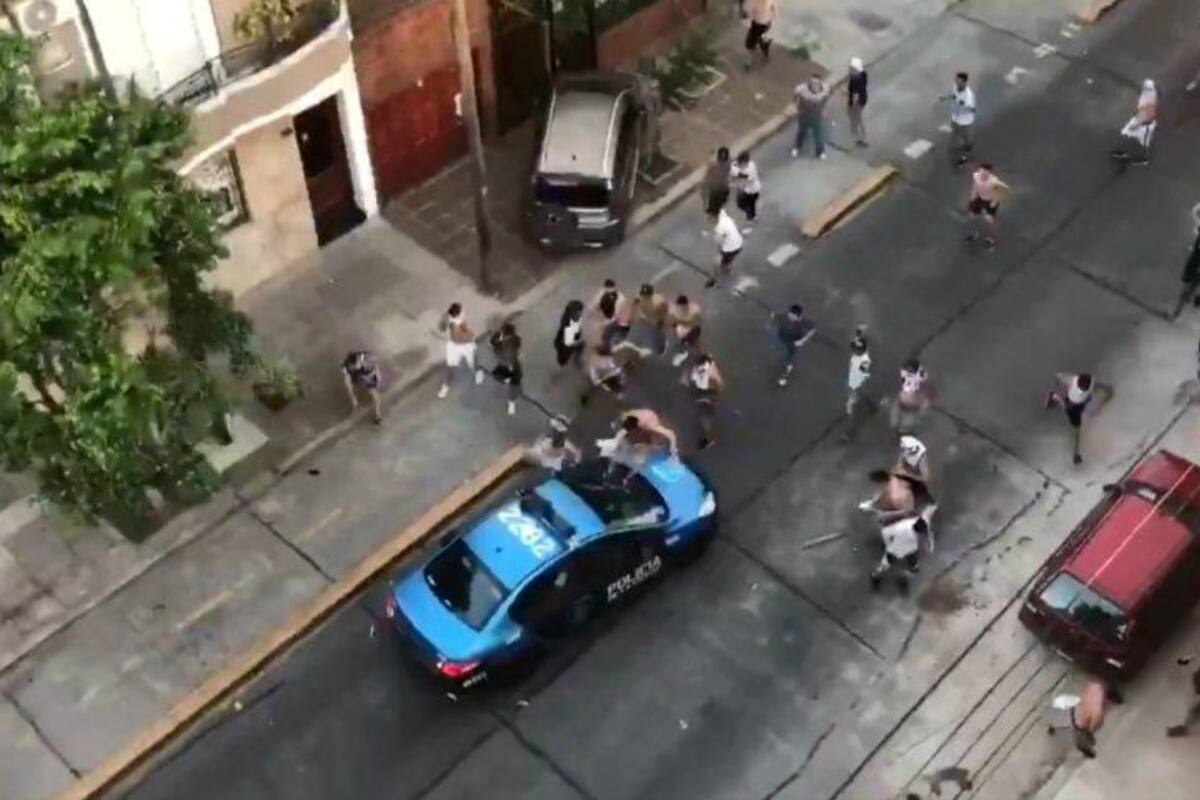Los hinchas de All Boys, en pleno ataque sobre un móvil policial