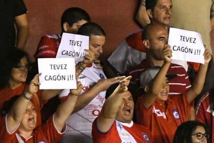 Los hinchas de Argentinos Juniors con carteles y cantos contra el delantero xeneize
