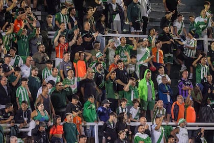 Los hinchas de Banfield amenazaron al árbitro justo antes del pitazo inicial y tras sentirse perjudicados por Lobo Medina en una jugada insultaron a Claudio Tapia, el presidente de AFA.