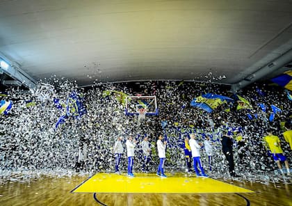 Los hinchas de Boca cubrieron la Bombonerita en el tercer encuentro de la final contra Quimsa y le dieron un marco espectacular; quedó gente fuera.