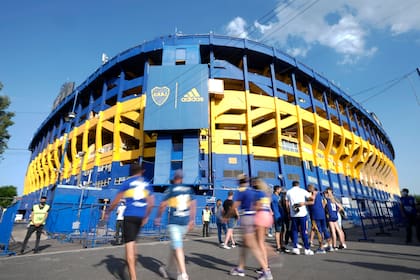 Los hinchas de Boca en la previa a un partido como local en la Bombonera; el estadio es un tema de debate