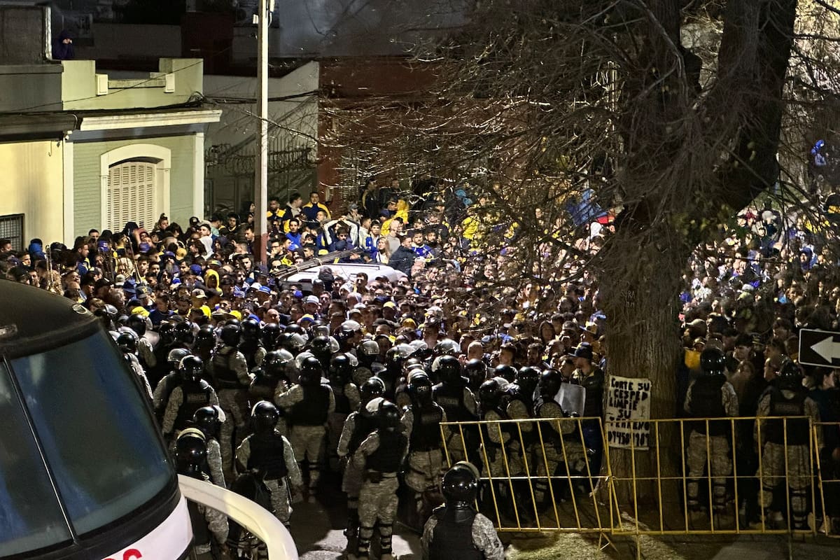 Los hinchas de Boca se cruzaron con la policía en las afueras del gran Parque Central (@FaafiPerez)