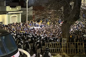 Los hinchas de Boca se cruzaron con la policía en las afueras del gran Parque Central (@FaafiPerez)