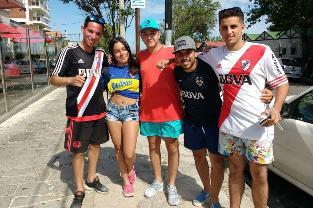 Los hinchas de Boca y de River comparten lugares públicos sin que eso genere problemas; es un gran ejemplo rumbo a la final de la Supercopa Argentina en Córdoba