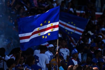 Los hinchas de Cabo Verde se ilusionan, aun frente a la enorme diferencia de jerarquía de ambos planteles