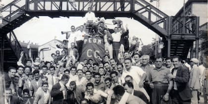 Los hinchas de Central Córdoba celebran el dominio del Ferroviario en los regionales de los años 60.