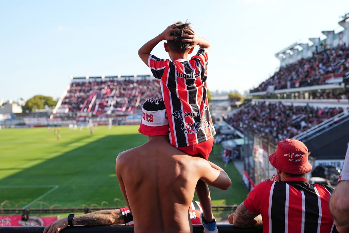 Los hinchas de Chacarita no pueden creer el mal momento del club, que está muy cerca de descender a la Primera B