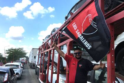 Los hinchas de Colon se hacen sentir en Asunción