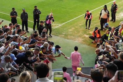 Los hinchas de Columbus Crew miran a Messi ingresar al estadio para la entrada en calor