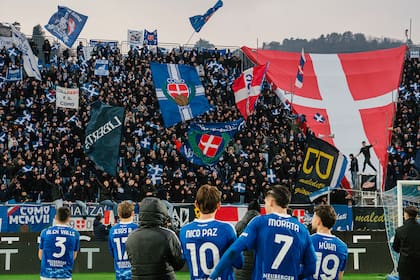 Los hinchas de Como despidieron con aplausos igual al equipo. Y los futbolistas agradecieron el gesto pese al 0-0 ante Atalanta, por la 23 fecha de la Serie A