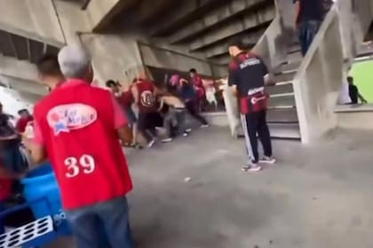 Los hinchas de Deportivo Cúcuta atacaron a los de Atlético Bucaramanga que se había infiltraron en la tribuna local